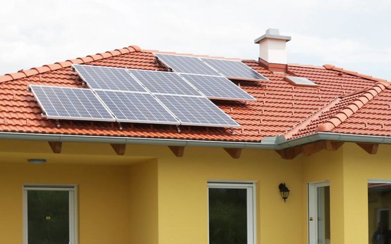 Walmdach mit Solarpaneelen